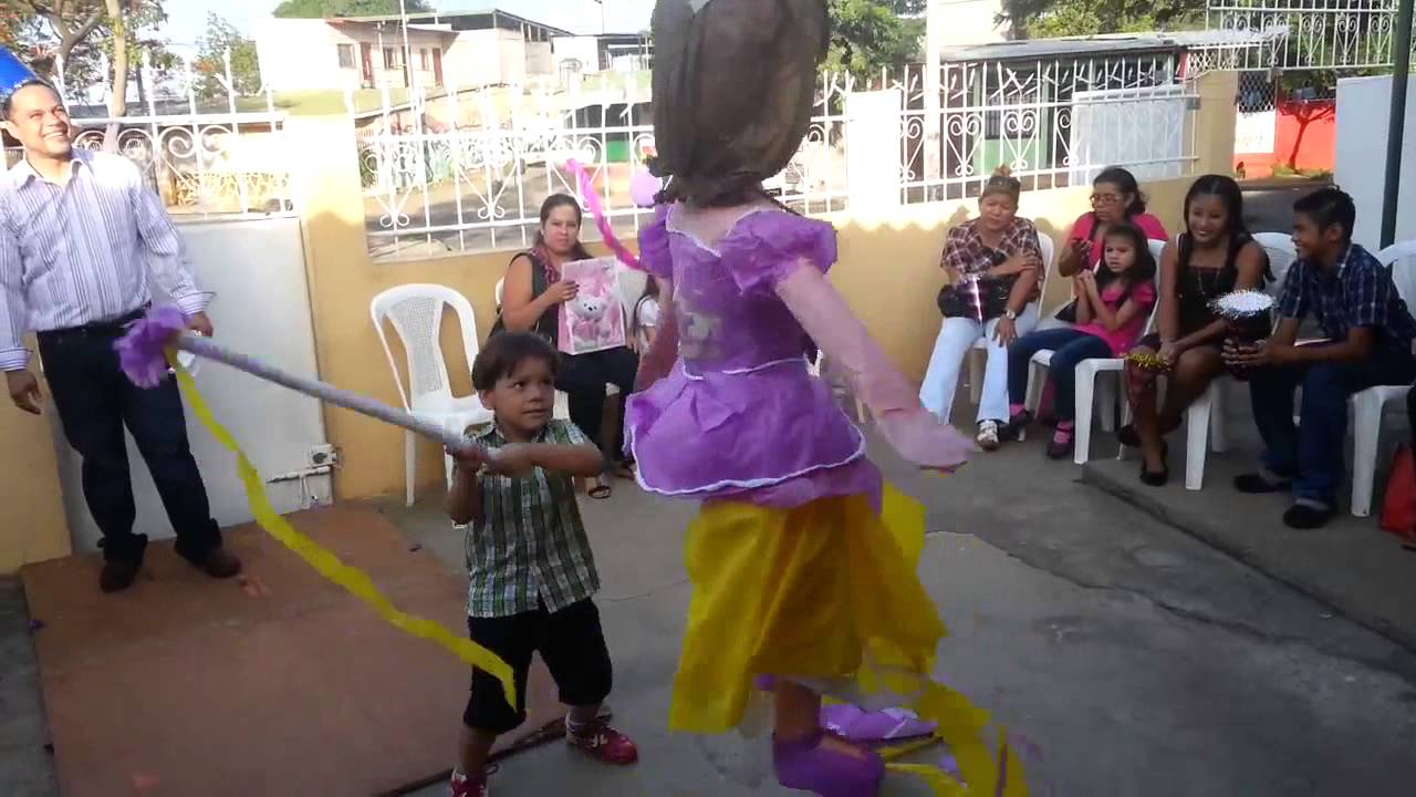 Rompiendo la piñata CUMPLEAÑOS ELIANA LÓPEZ JARQUIN