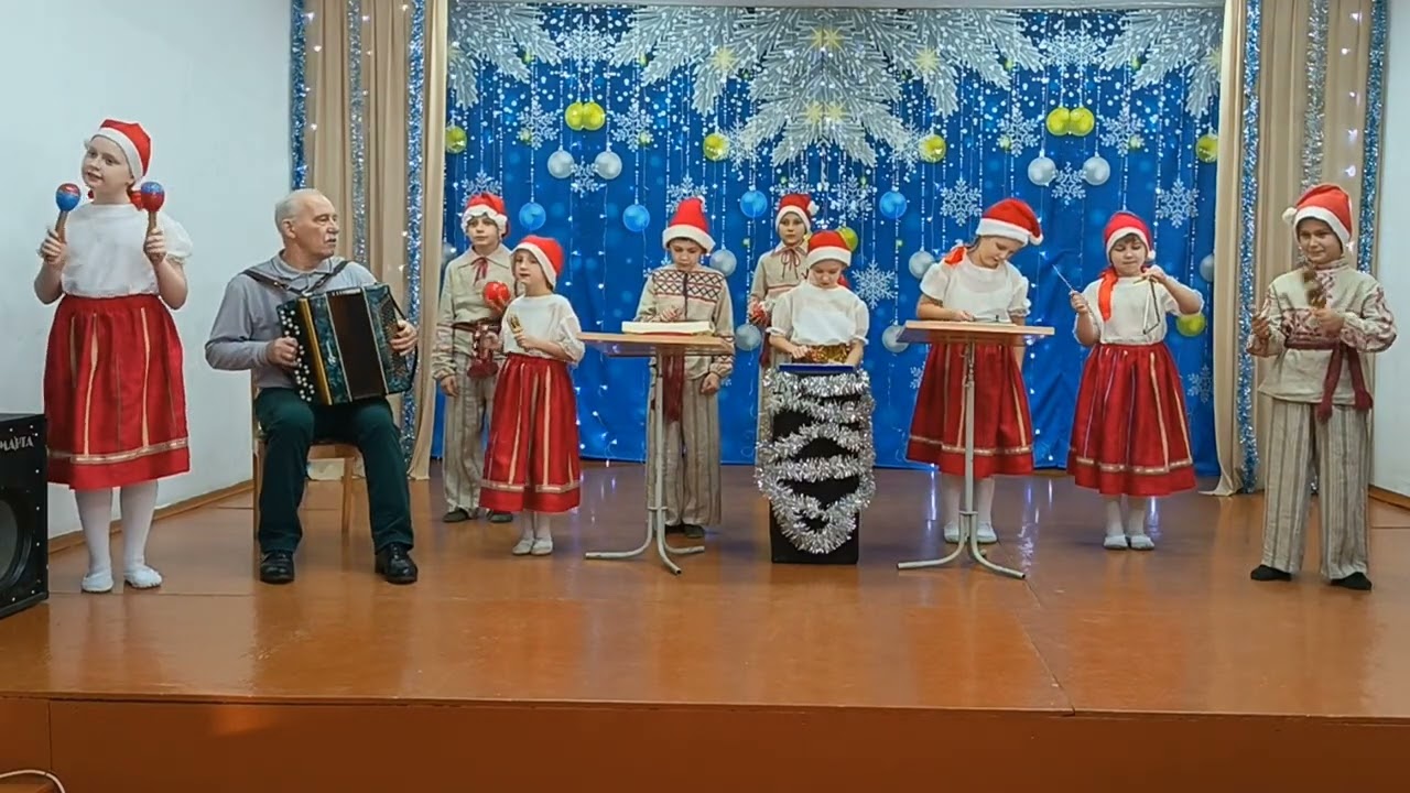 Попурри новогодних мелодий - мл. гр. творческого коллектива 