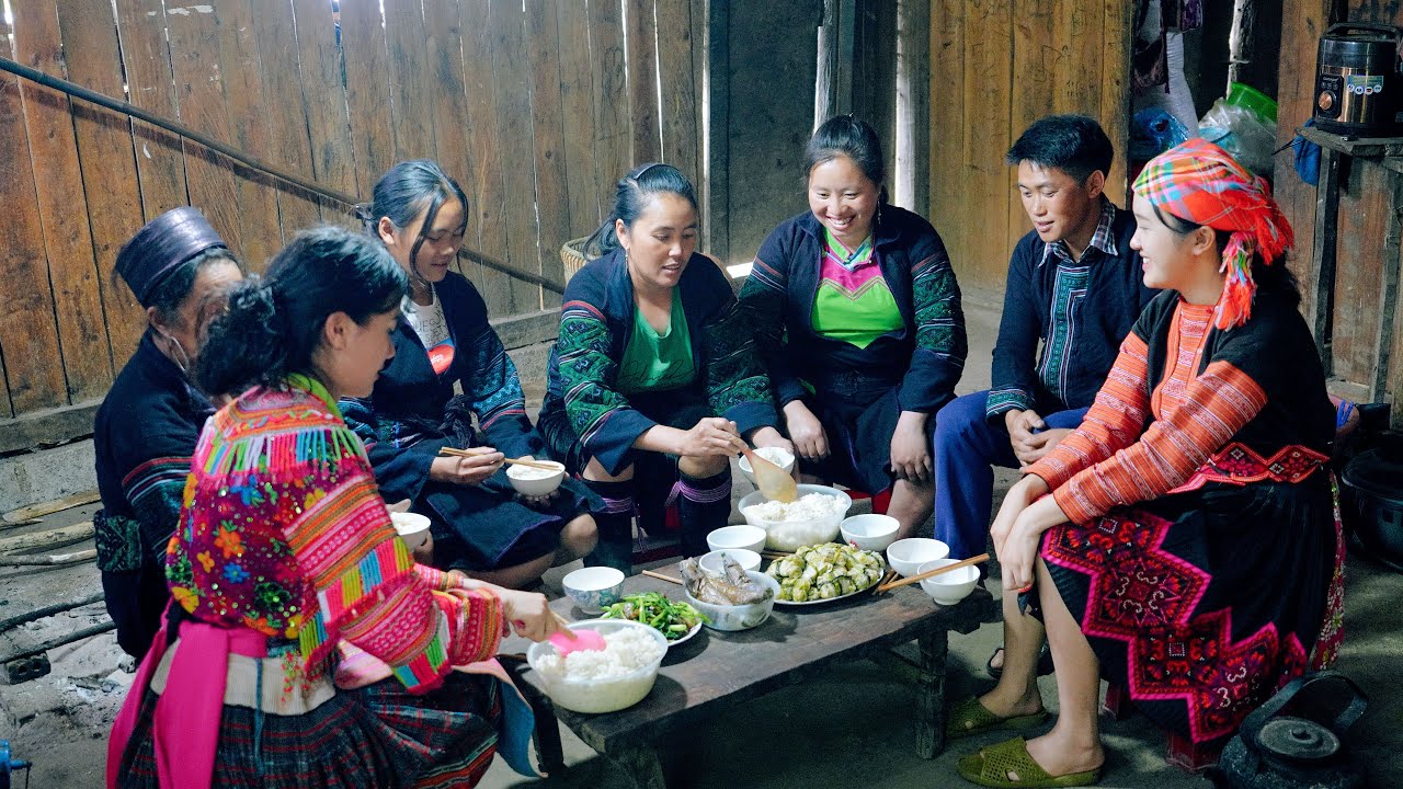 Two sisters harvest vegetables and fruits from the farm, and cook dishes from cabbage | Bếp Trên Bản