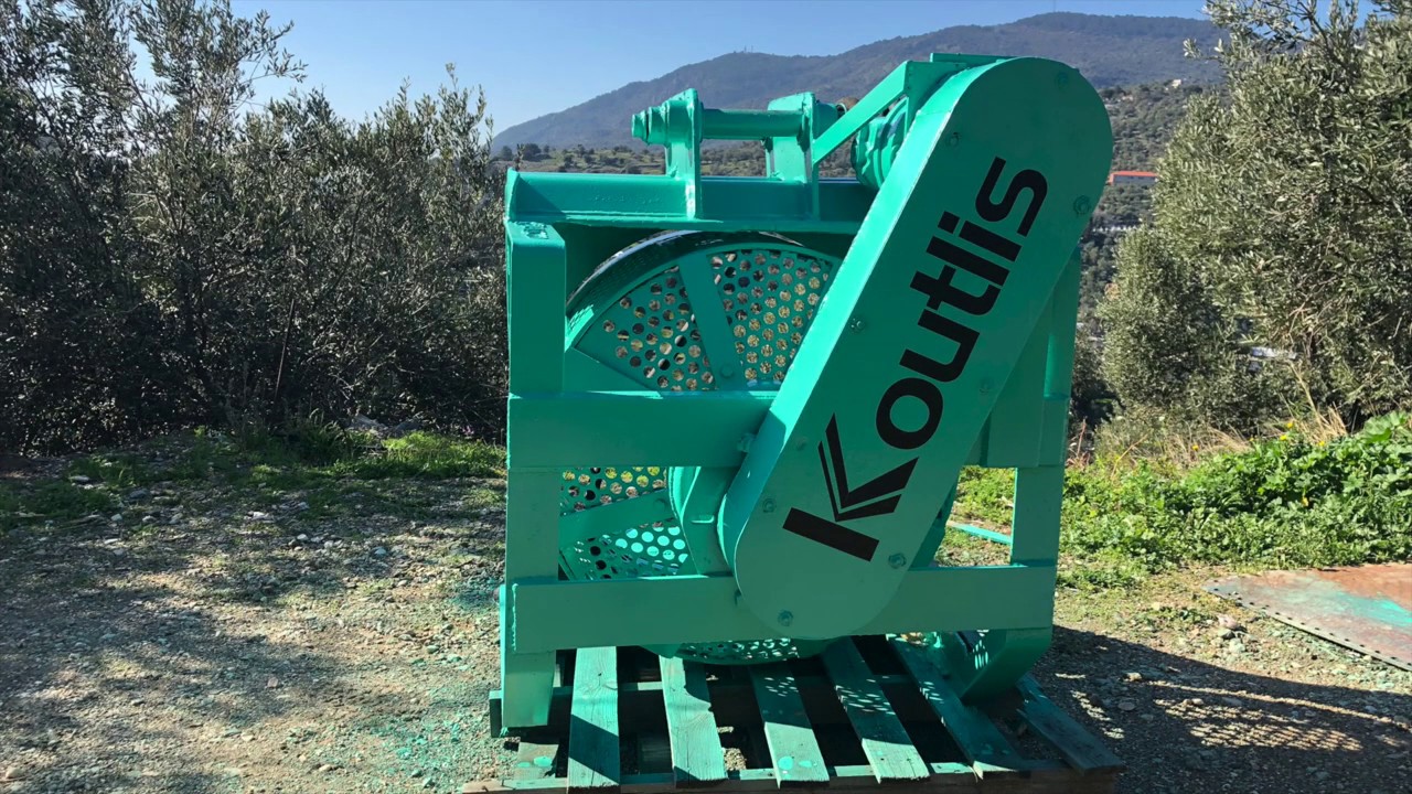 Hydraulic screening bucket on the Hitachi Ex55ur excavator!!