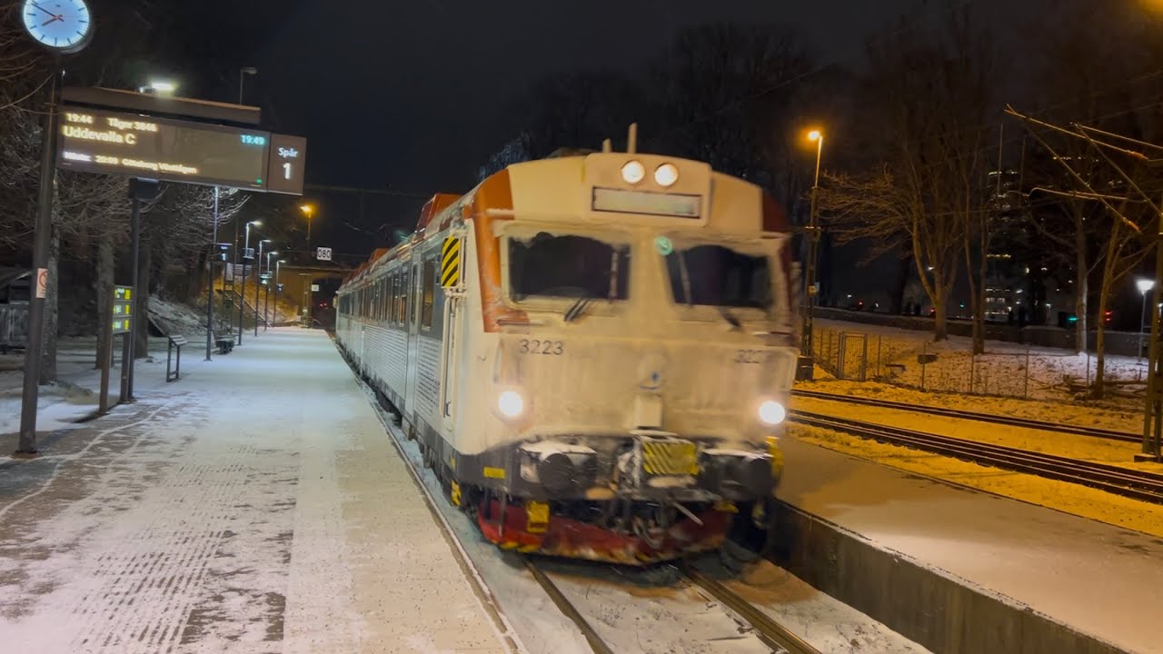 Västtåg ankommer till Vänersborg Central - Västtåg train arrives to Vänersborg, Sweden