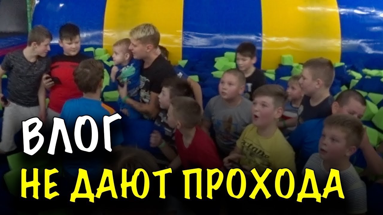 ТОЛПА ШКОЛЬНИКОВ НАПАЛА НА МЕНЯ В ТОРГОВОМ ЦЕНТРЕ!