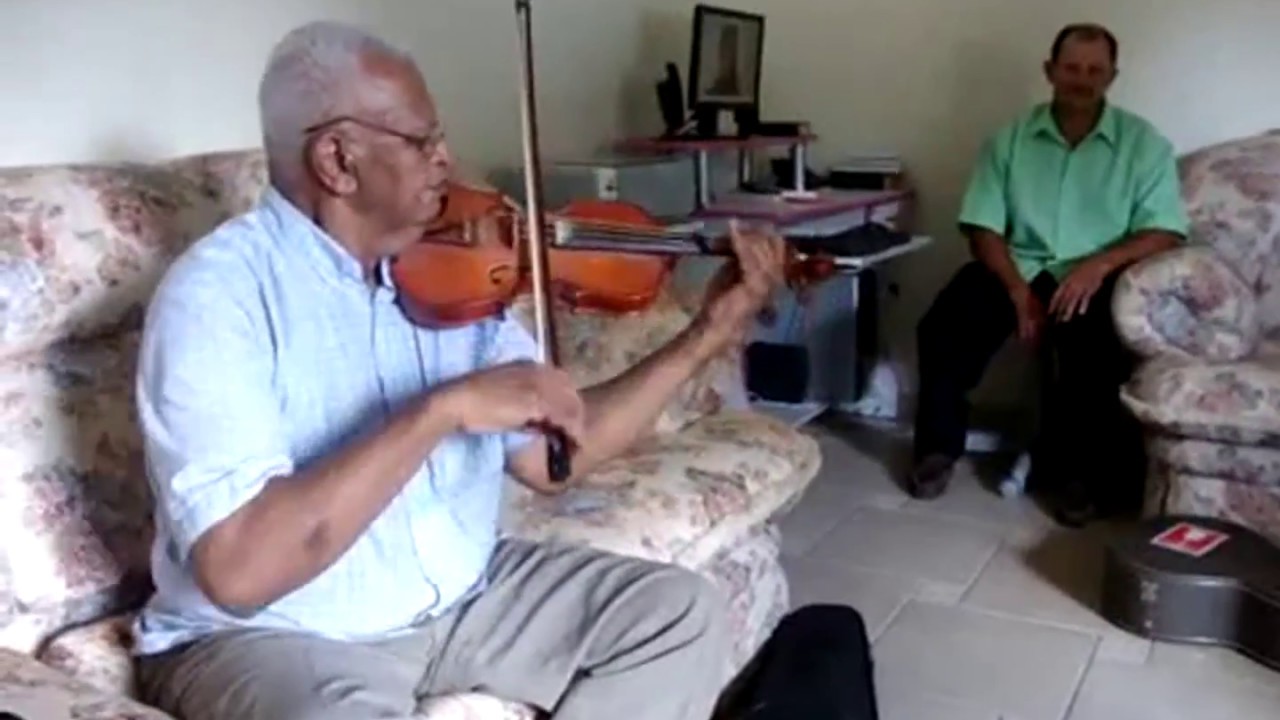 Ir. Miltão violino e Ir. Joãozinho violão!!   Saudades!!