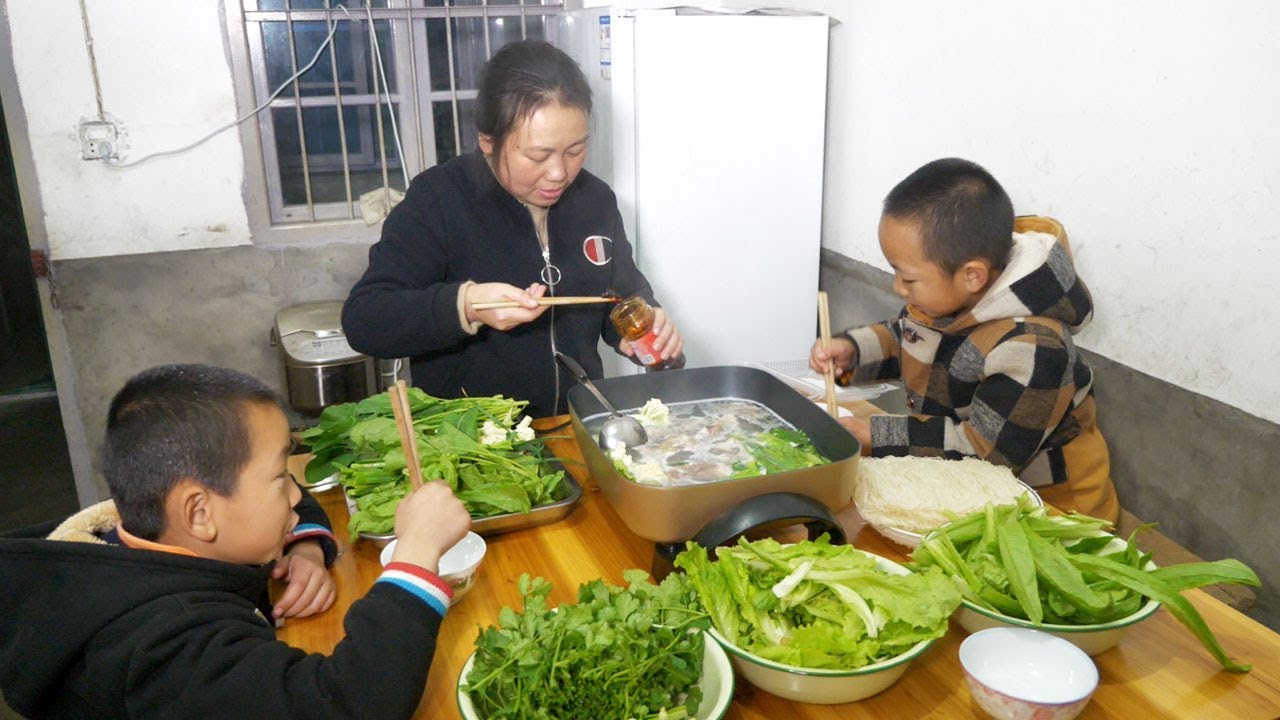 农村小孩到底有多喜欢吃火锅，看他表情就明白，猛吃猛吃真带劲