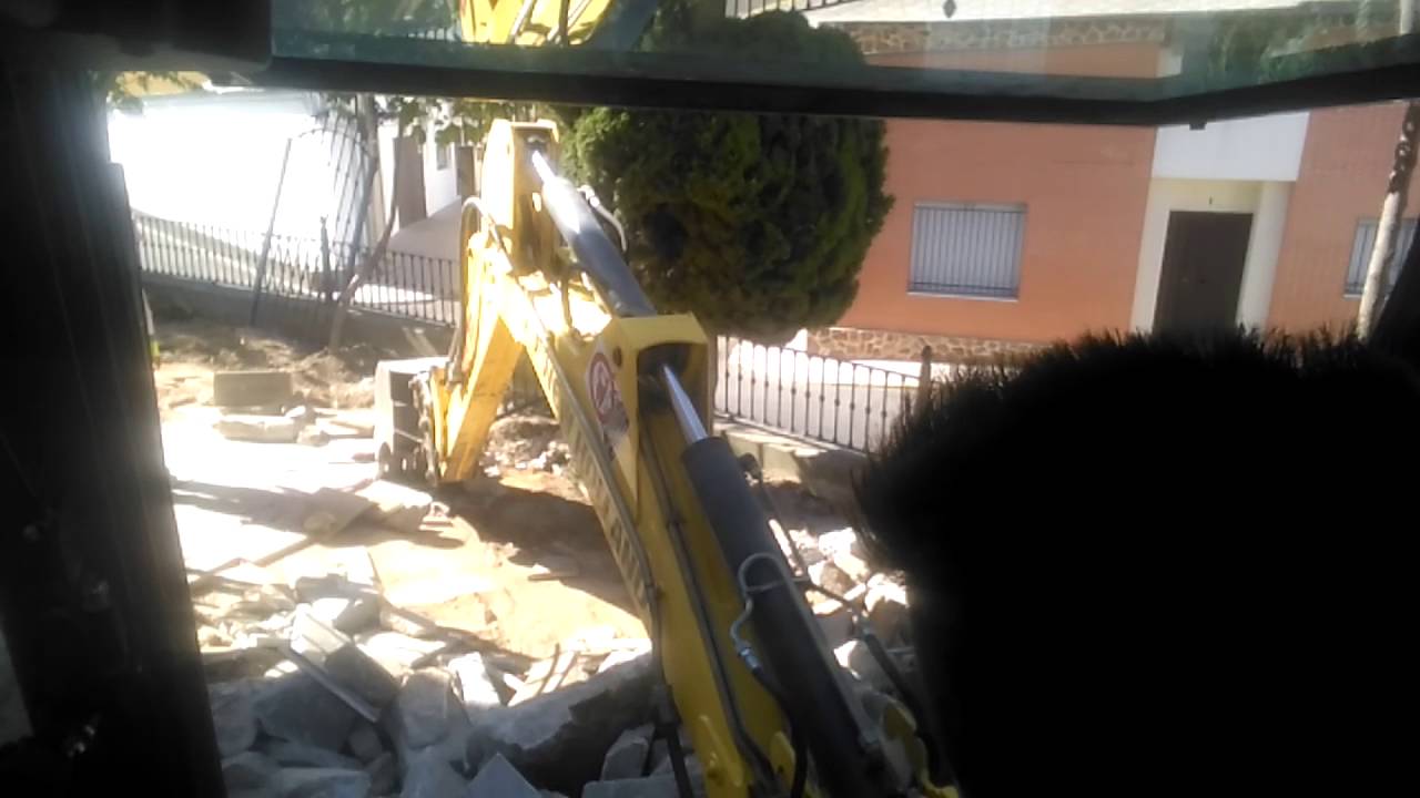 Excavaciones RICIS. New holland lb.95.b retirando escombros