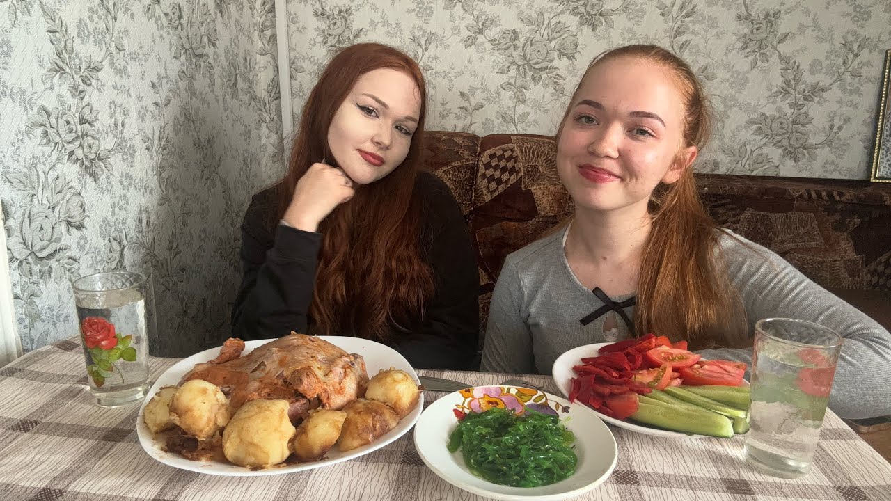 МУКБАНГ/ЗАПЕЧЕННАЯ КУРИЦА КАРТОШКА ПРОЬУЕМ ЧУКУ И ОТВЕЧАЕМ НА ВОПРОСЫ #мукбангроссия #мукбанг