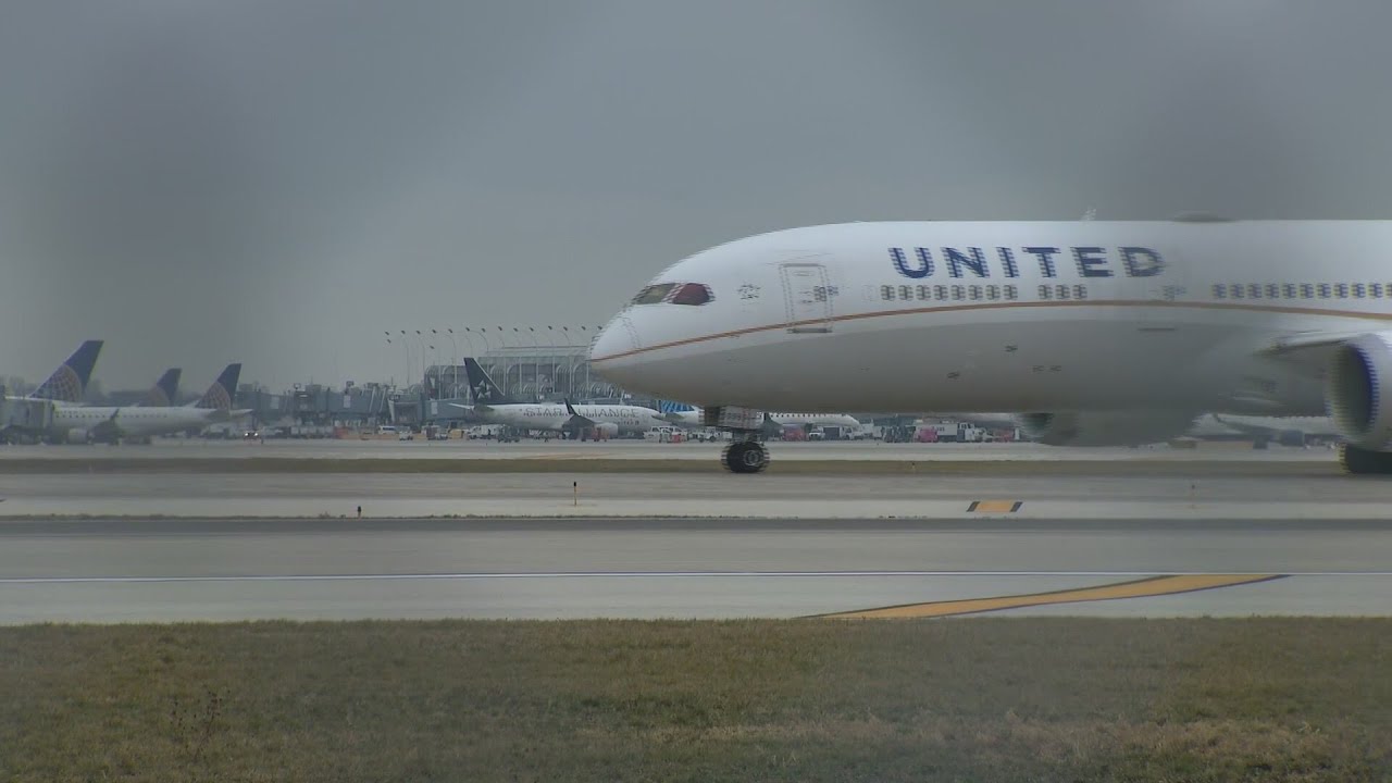 Air traffic controllers at O'Hare Airport rally against government shutdown