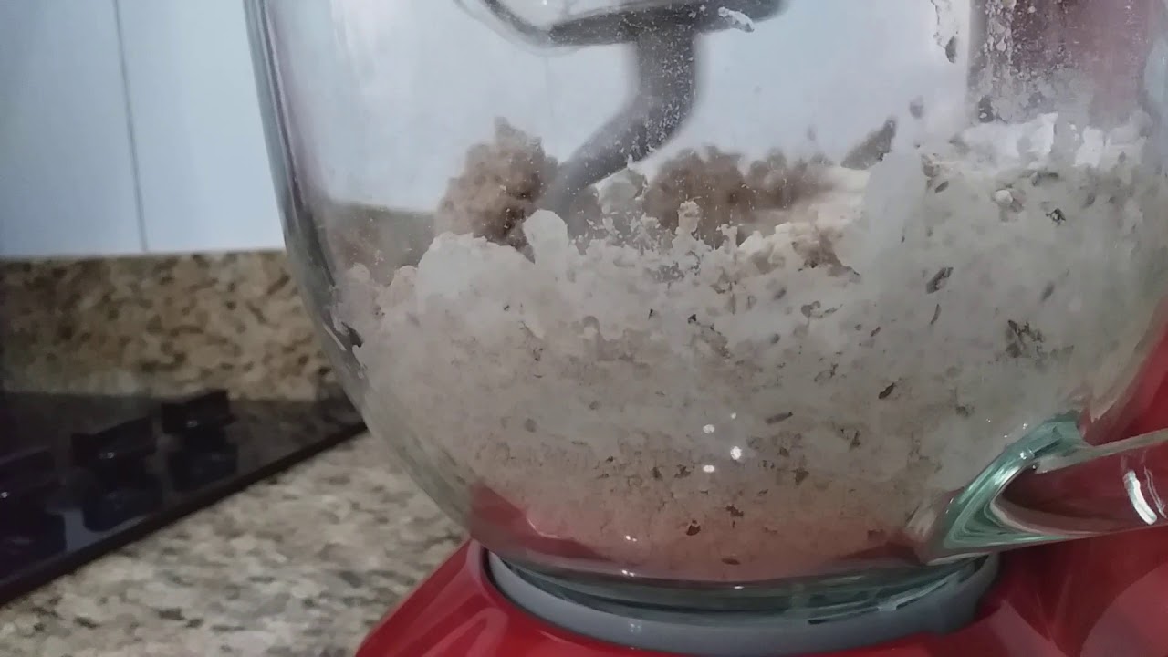 Batedeira Planetária Britânia fazendo massa de pão