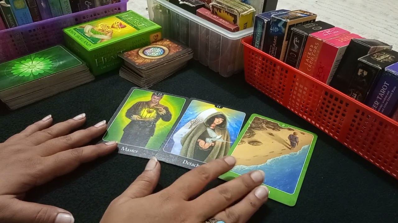 🧐WHO IS KEEPING AN EYE ON YOU AND WHY 🧐 HINDI-URDU TAROT 💕#whoisstalkingyou #spying #tarot
