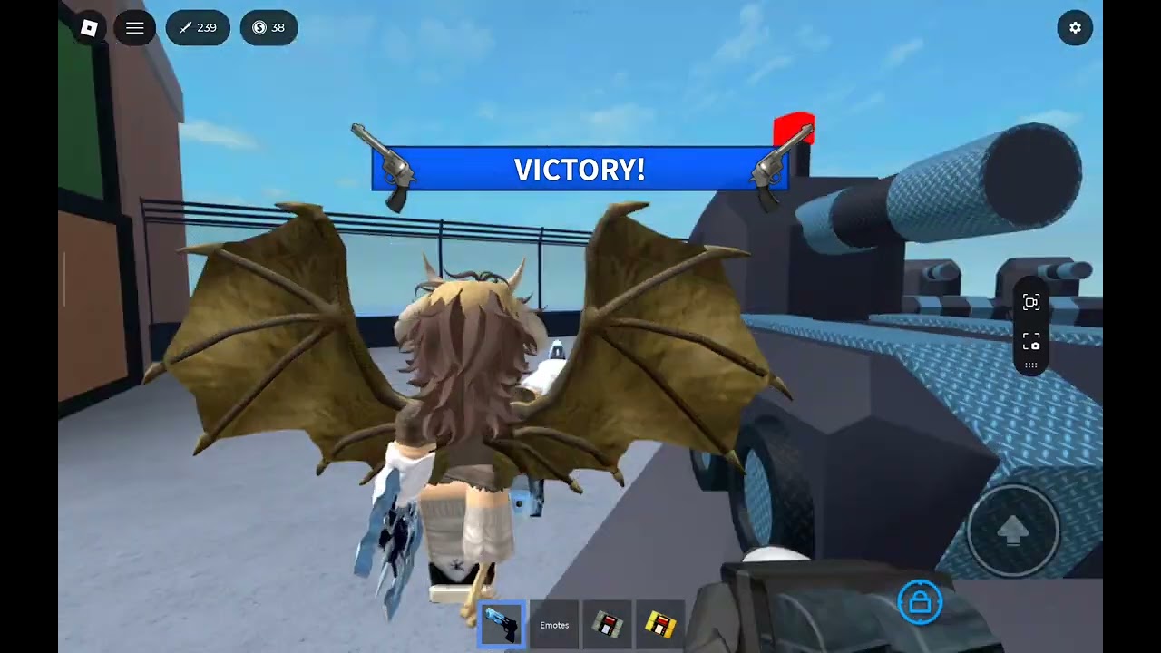 Playing this mm2 training game and saving up for a gun in the game 