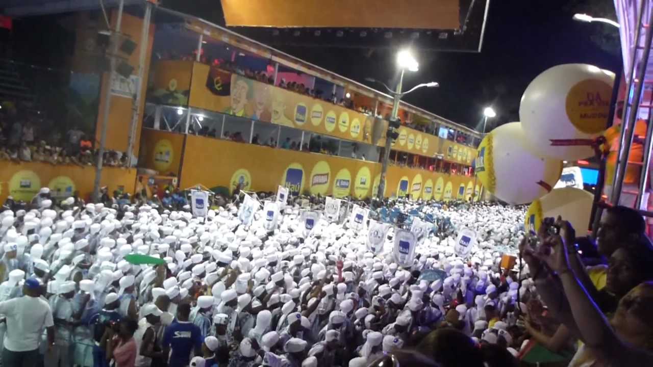 Afoxé Filhos de Gandhy entrando no corredor da Folia, Salvador, Carnaval 2012