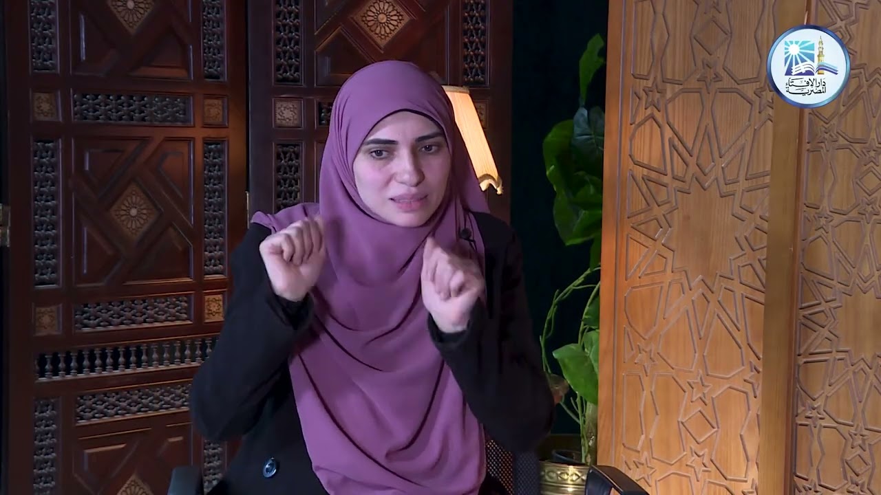 والدتي كبيرة، وأساعدها في البيت، ونفسي أصلي التراويح في المسجد لكن لا أستطيع… هل لي ثواب كبير؟