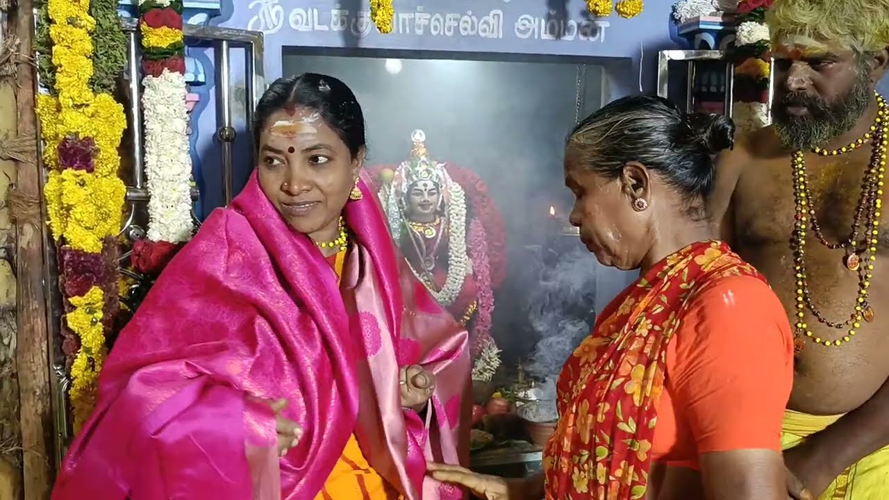 பண்பொழி மாரியம்மாள் அவர்களுக்கு சால்வை அணிவித்து மரியாதை ஆன்மீக பக்தர்கள்
