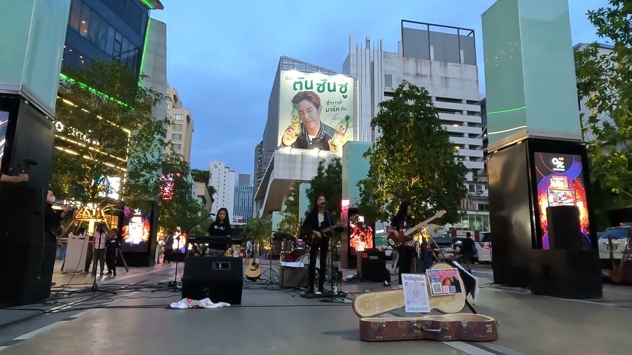 Queen on street @ Siam square, Bangkok มาดูน้องเฟี้ยท Queen on street ร้องเพลง Despacito