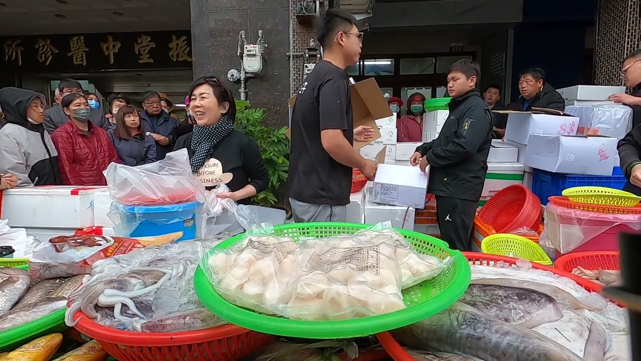 客人要買一盒 帥兒子說你自己過年喔 都不給給別人吃 #中彰海王子 #烏日火車站 #海鮮叫賣 #海鮮拍賣
