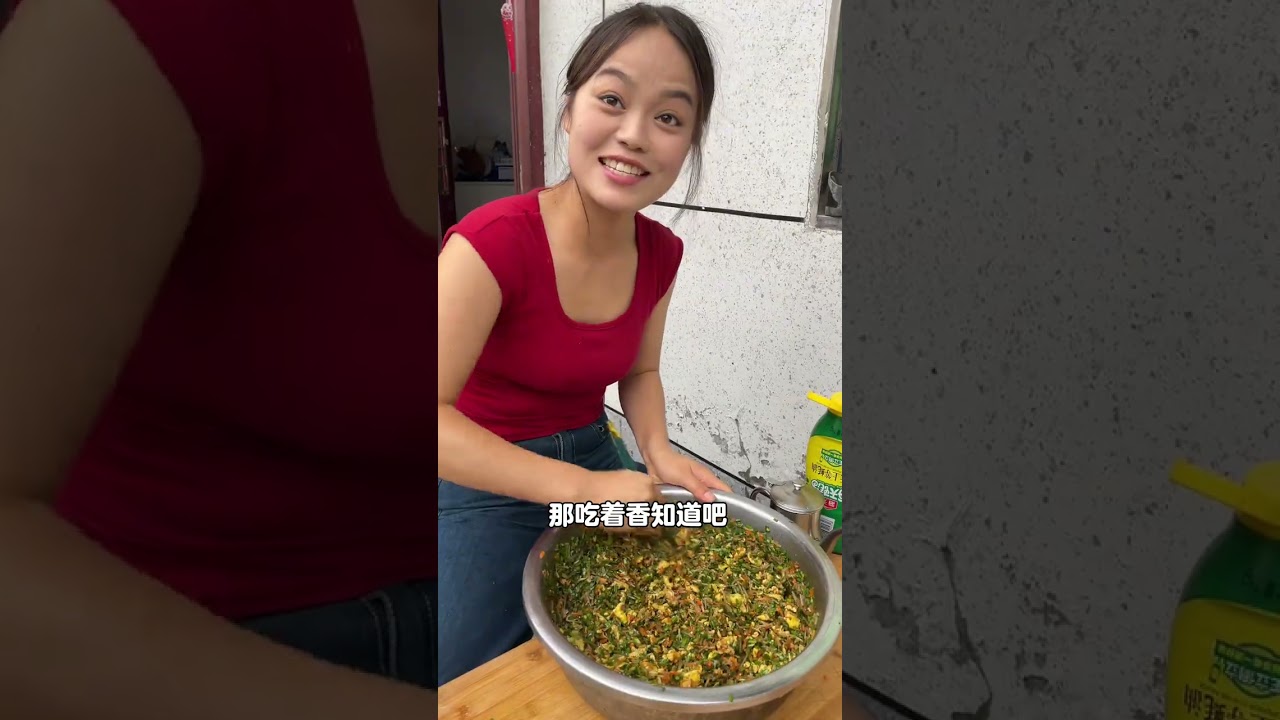 菜园摘瓜 每天做饭之前都要来小菜园溜达一圈，俺家这个勤快的婆婆真是个种菜能手，随便种点结的瓜果蔬菜都吃不完。今天不吃面条了婆婆给我们蒸的素扁食。爷爷经典名言；说实话真的好吃#记录真实生活 #农村生活
