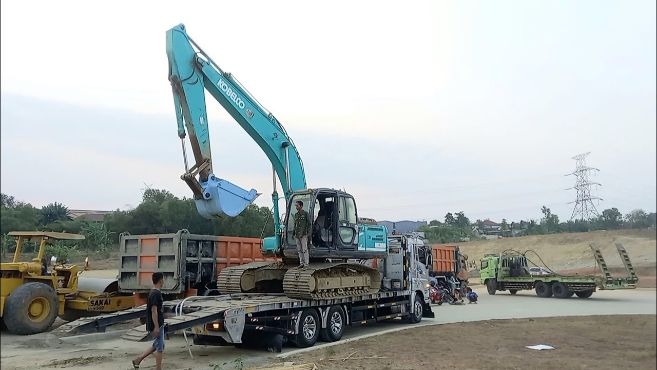 Proses Pemindahan Alat Berat, Truk Towing Muatan Alat Berat, Excavator Kobelco sk200 Pindah Proyek