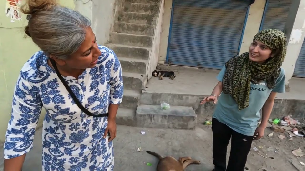 Maa aur uske 2 Bacchon ko Society Walon Ne Bahar Nikal Diya.