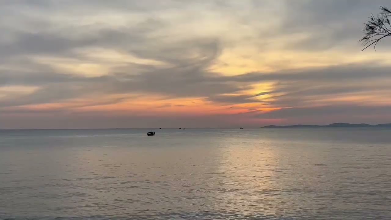 BEAUTIFUL SUNSET AND OCEAN WAVES SOUND FOR RELAXATION. 
