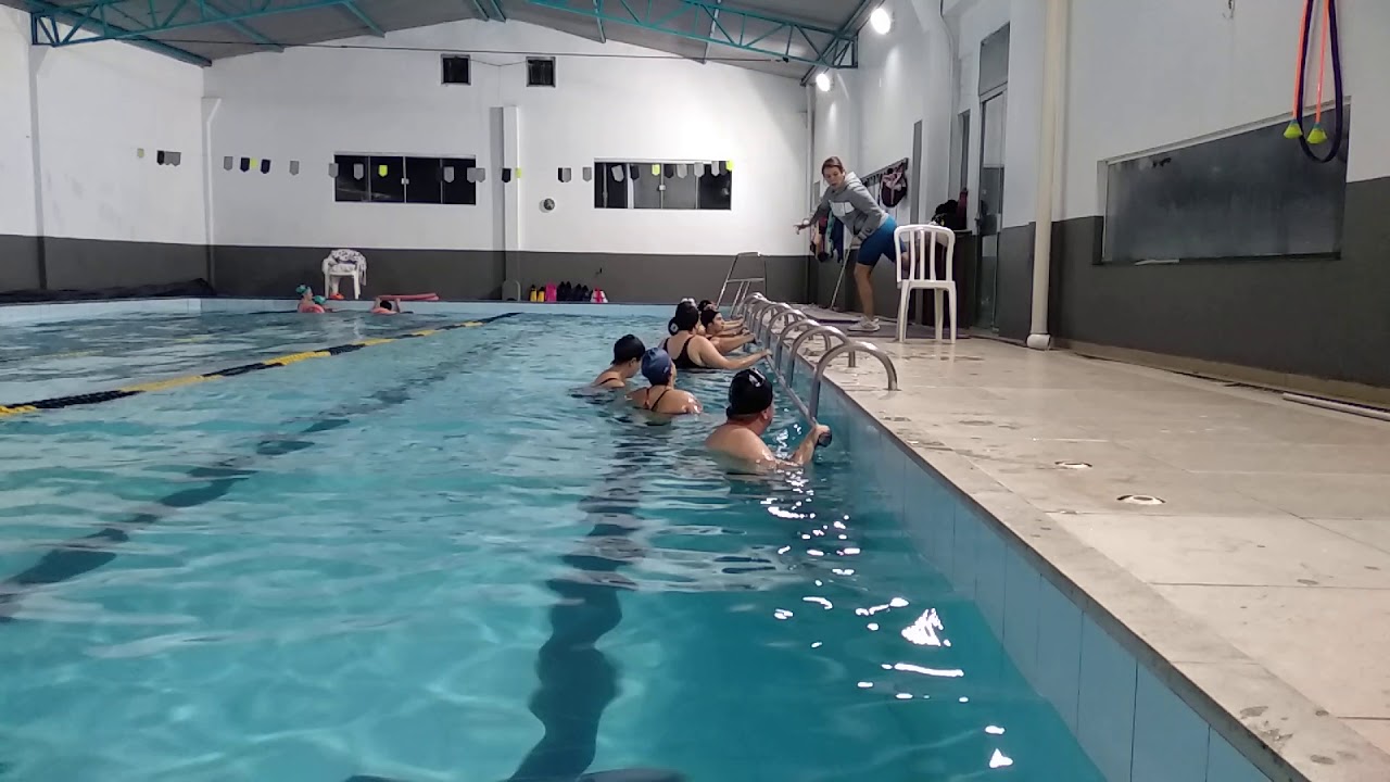 Hidroginástica foco mmis na barra - aquecimento e dez exercícios localizados para coxa