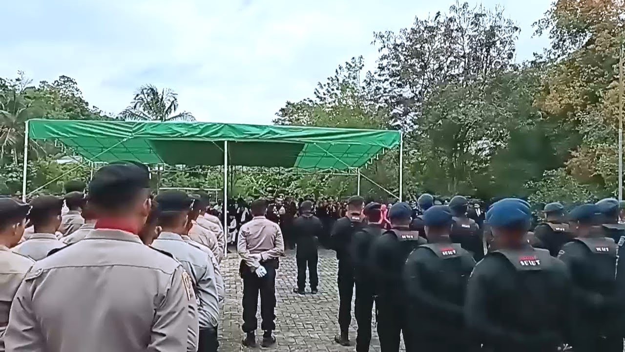 LIVE REPORT - Upacara pemakaman jenazah Briptu Rudi Agung di TMP Mongkonai