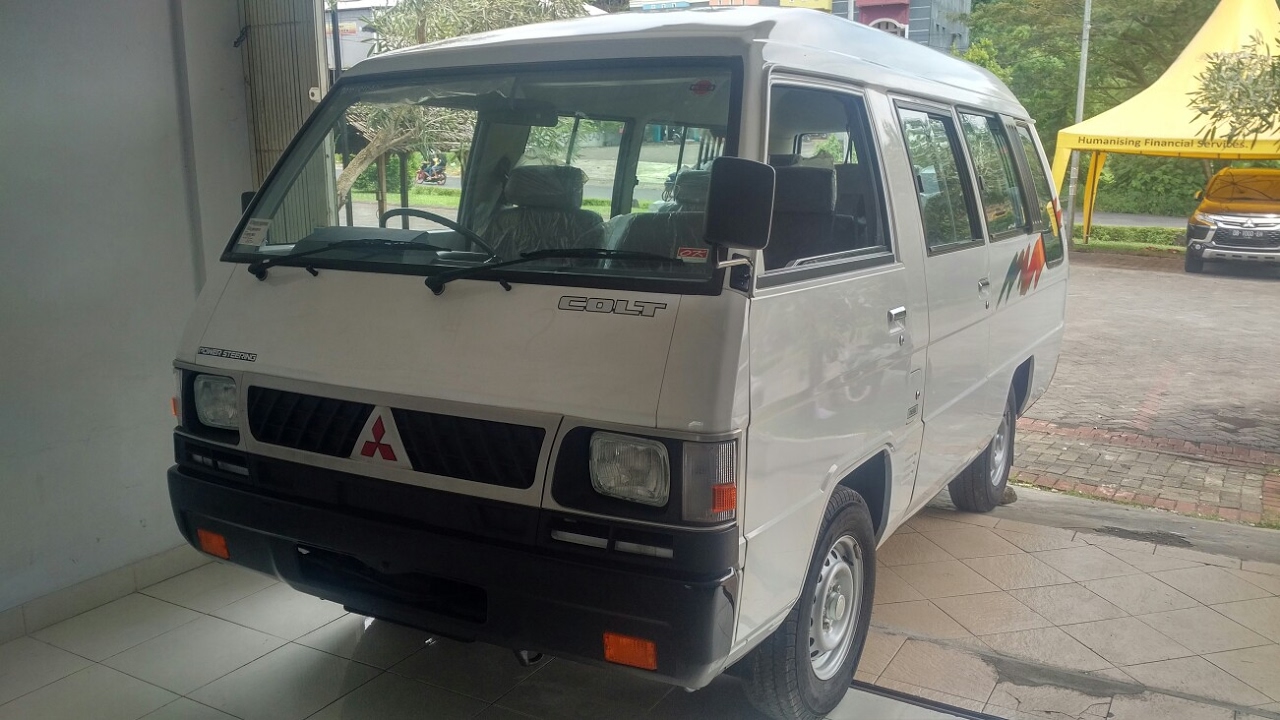 In Depth Tour Mitsubishi L300 Minibus Deluxe - Indonesia