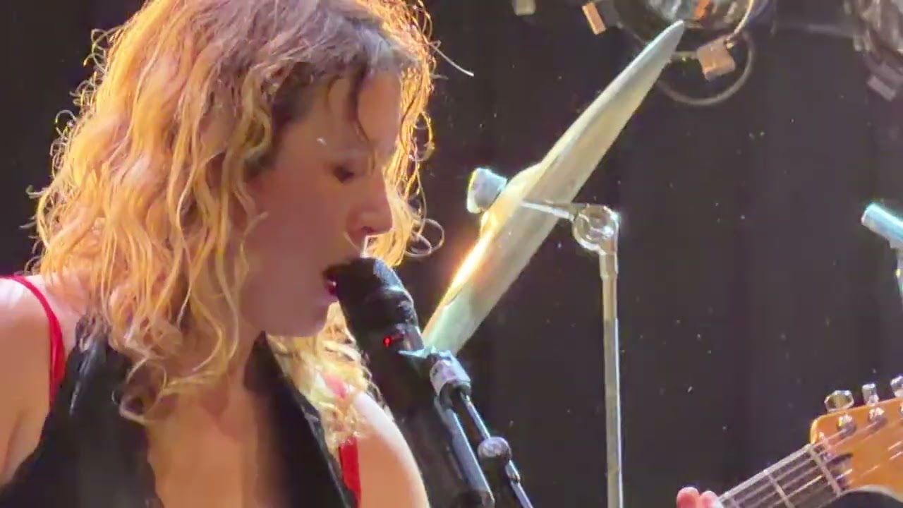 Lambrini Girls - Special Different, Live at Paradiso Amsterdam. December 9th 2025