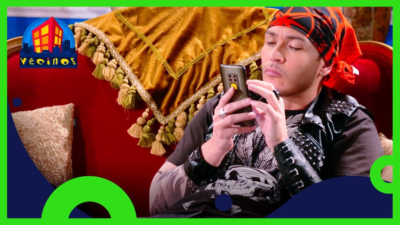 Vecinos, 1/4: El Rocko le está dando likes a una mujer | C11 T13 | Distrito Comedia