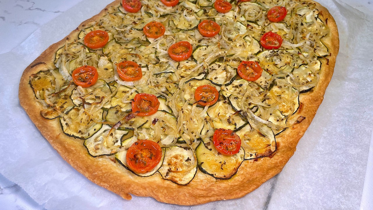 Coca de calabacín, tomates cherrys y cebolla con masa casera | Receta fácil
