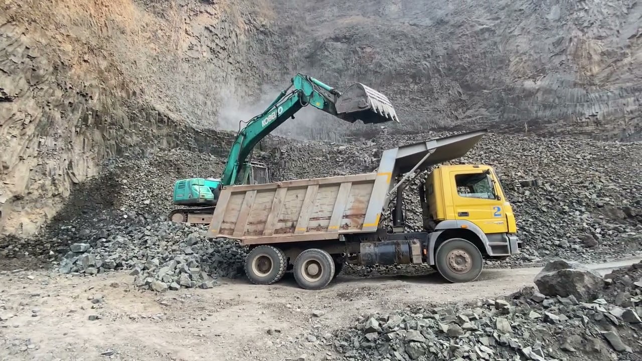 truck loading loader action | Kobelco machine digging | excavator powerful digging 
