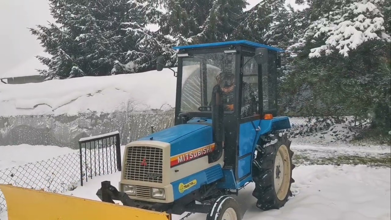Mitsubishi MT1801 z pługiem i kabiną własnej konstrukcji.