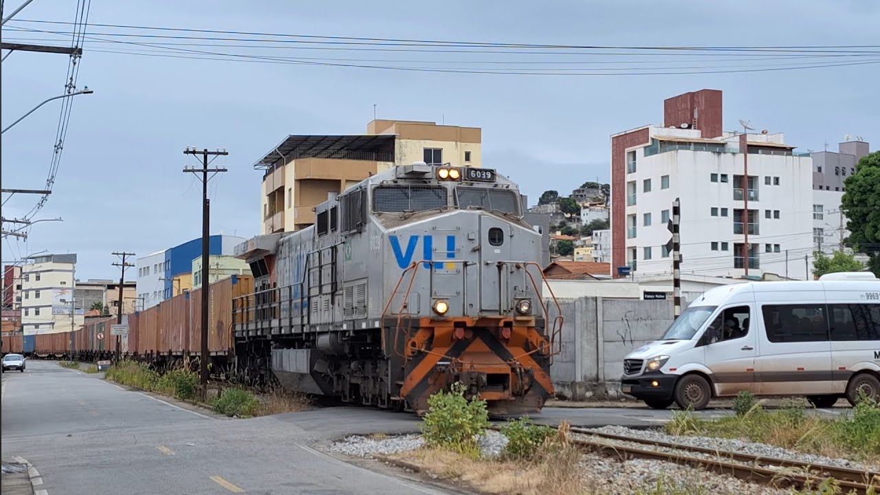Trem prefixo J17 cortando o centro da cidade de Itaúna MG