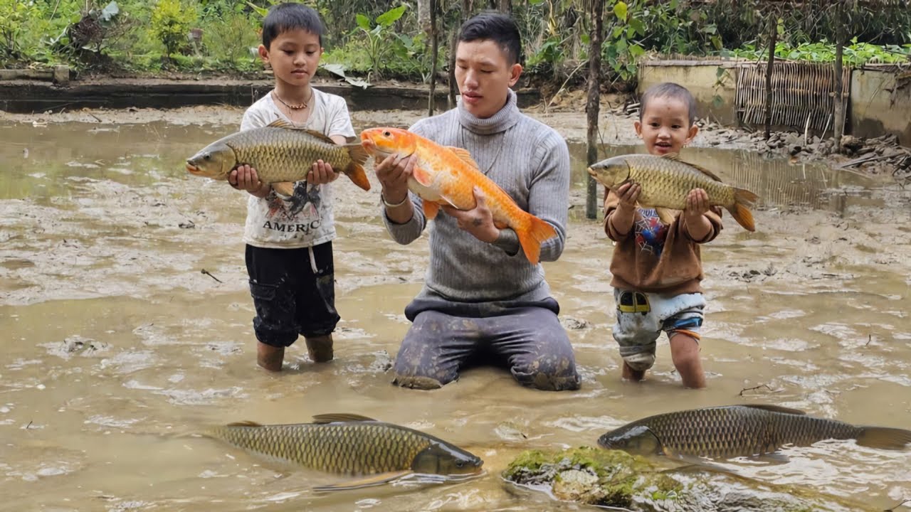 Single Dad Takes His Two Sons Fishing in the Mud - Catch Fish, Search & Catch Fish