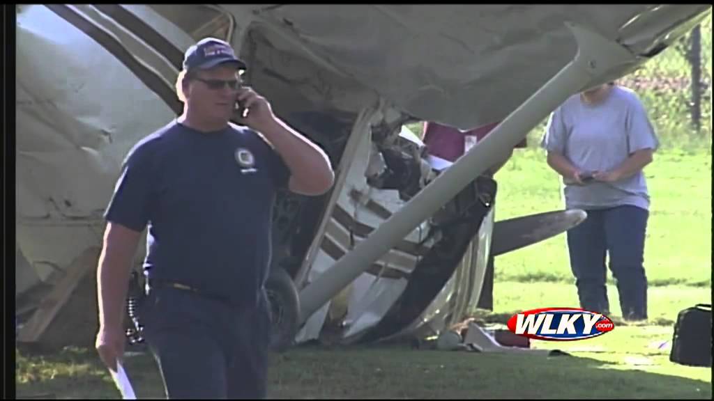 4 people injured when plane crashes on golf course