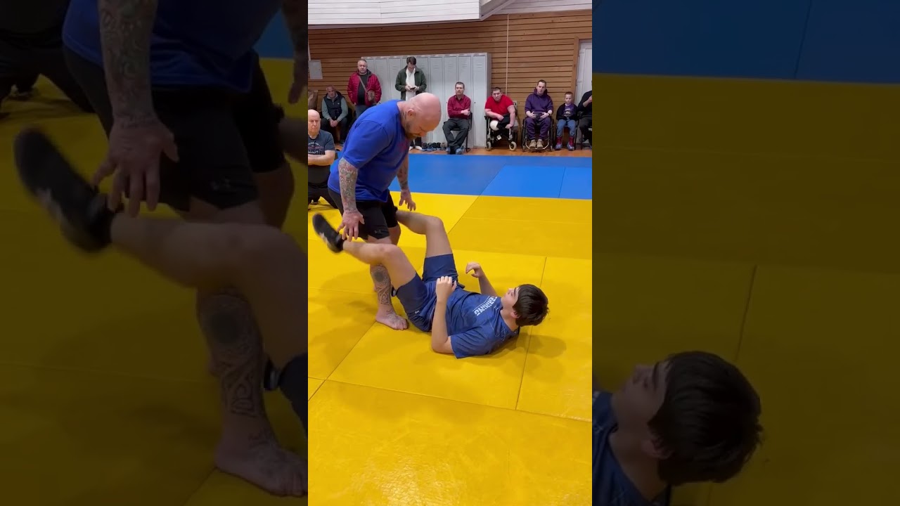 База борьбы от Джеффри Монсона-  прямая спина и дистанция.