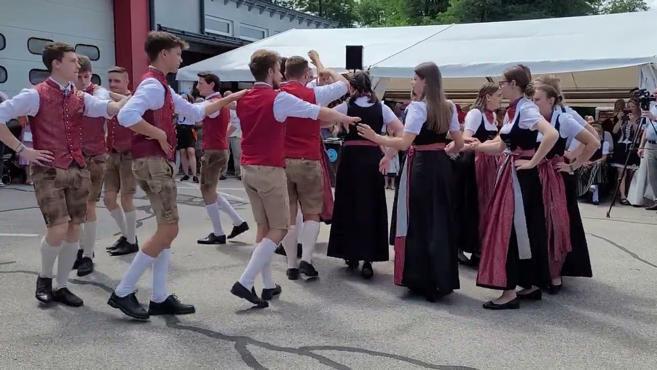 Die Landjugend Ebenthal tanzt auf.