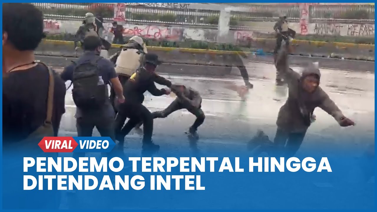 ANARKIS! Detik-detik Pendemo Terpental Hingga Ditendang Intel saat Aparat Pukul Mundur Massa