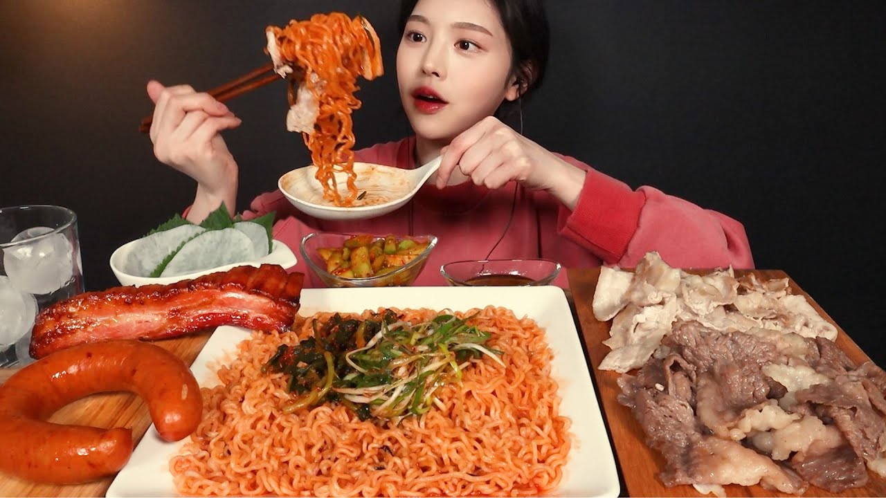 SUB)쫄비빔면에 먹고싶은 토핑 왕창 추가해서 호로록 먹방! 차돌박이 대패삼겹살 통베이컨 킬바사까지 Various toppings on bibimmyeon mukbang asmr