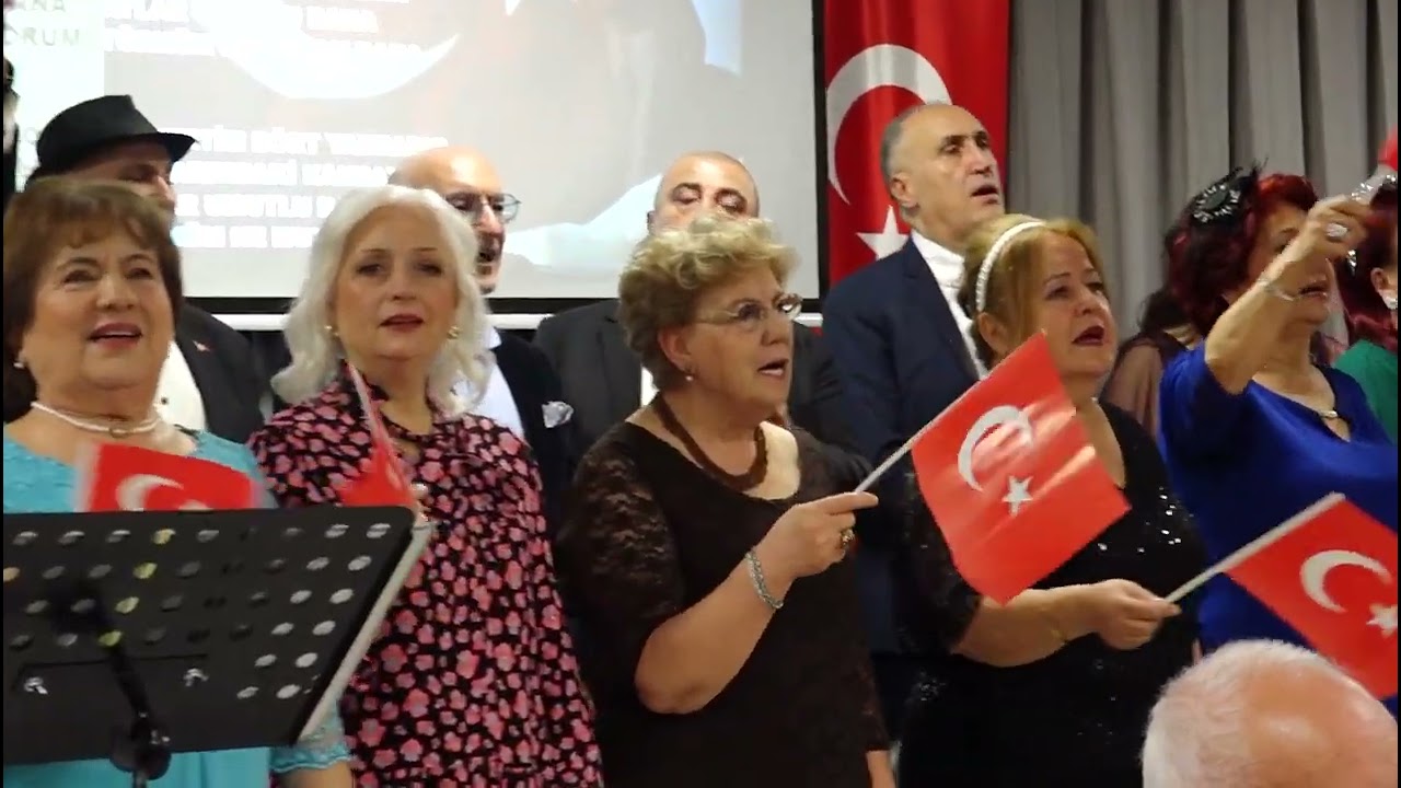 İzmir Benim Van Benim (Koro) Ve Çiçek Merasimi , Şef: Asım Tokel, Sunucu: Sevgi Aycan