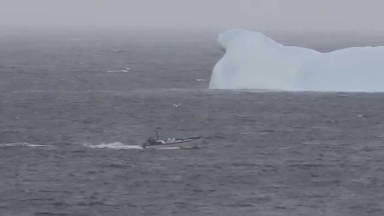 Iceberg drifting toTwillingate, Newfoundland
