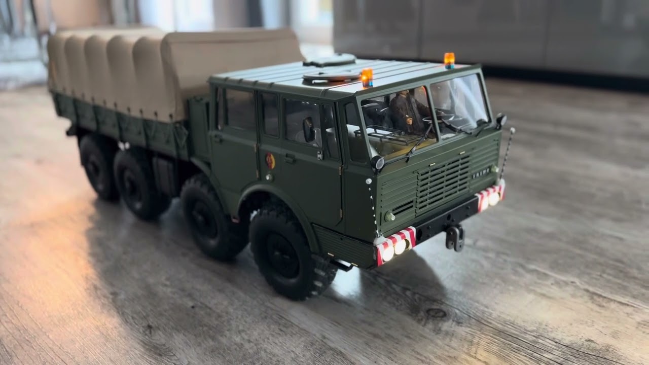Tatra 813 Koloss jetzt mit Rundumleuchten , Cross RC DC8- completed