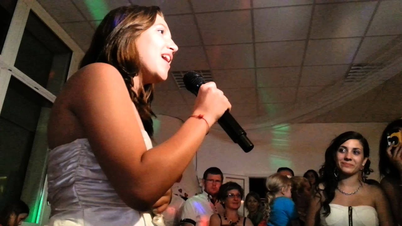 La fille de la mari&eacute;e qui chante pleins d &eacute;motions