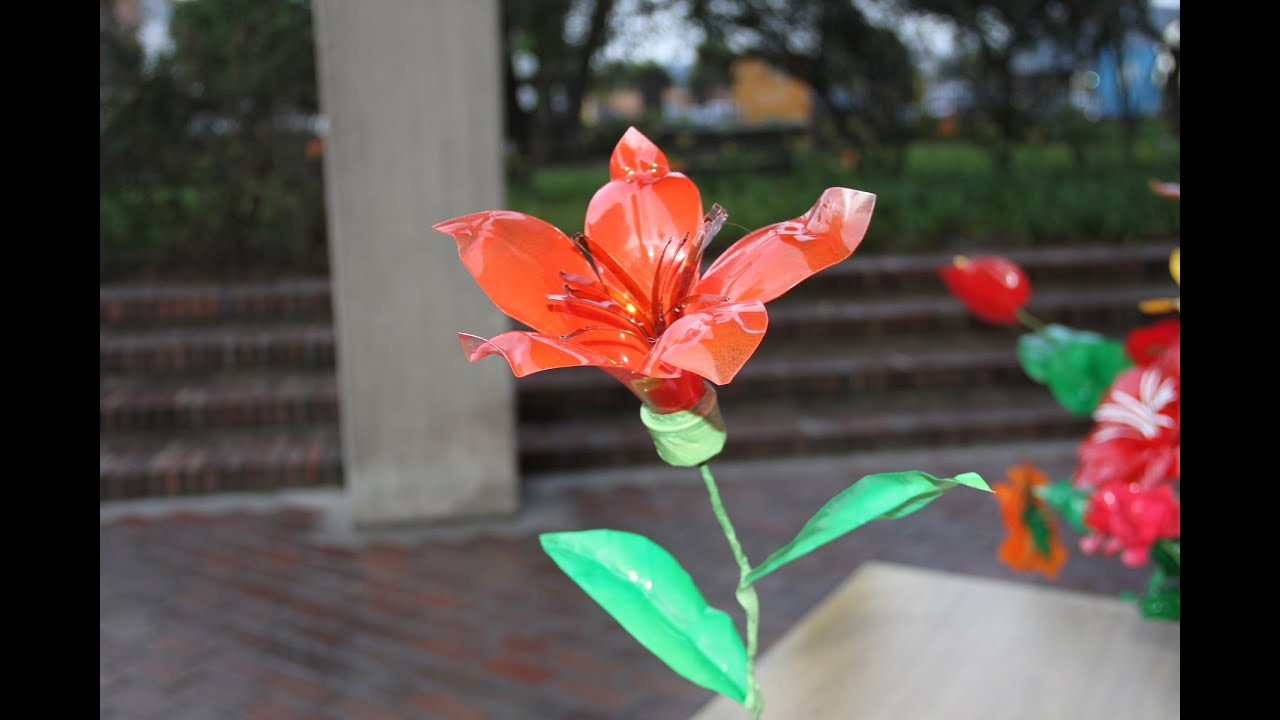 Así se hace una flor con materiales reciclables