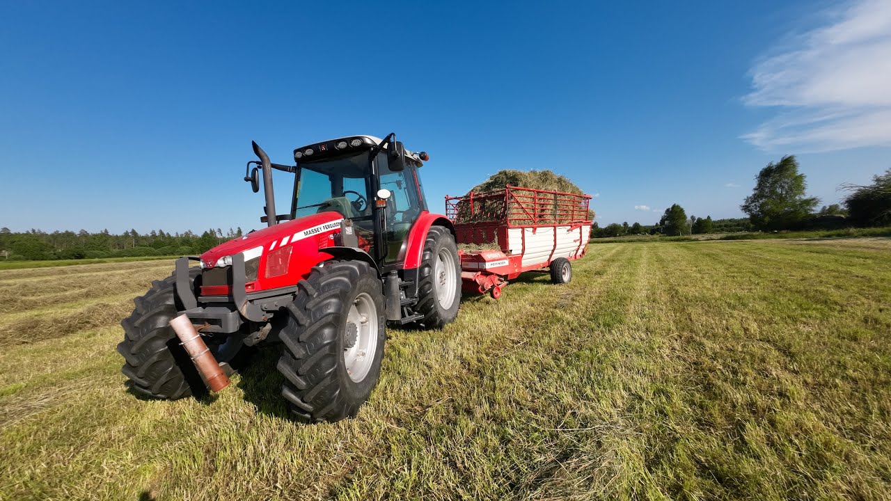 Kör lös Hö, Sommaren 2025, Med Valtra 6200 Massey Ferguson 5445 och Bolinder Munktell Victor.