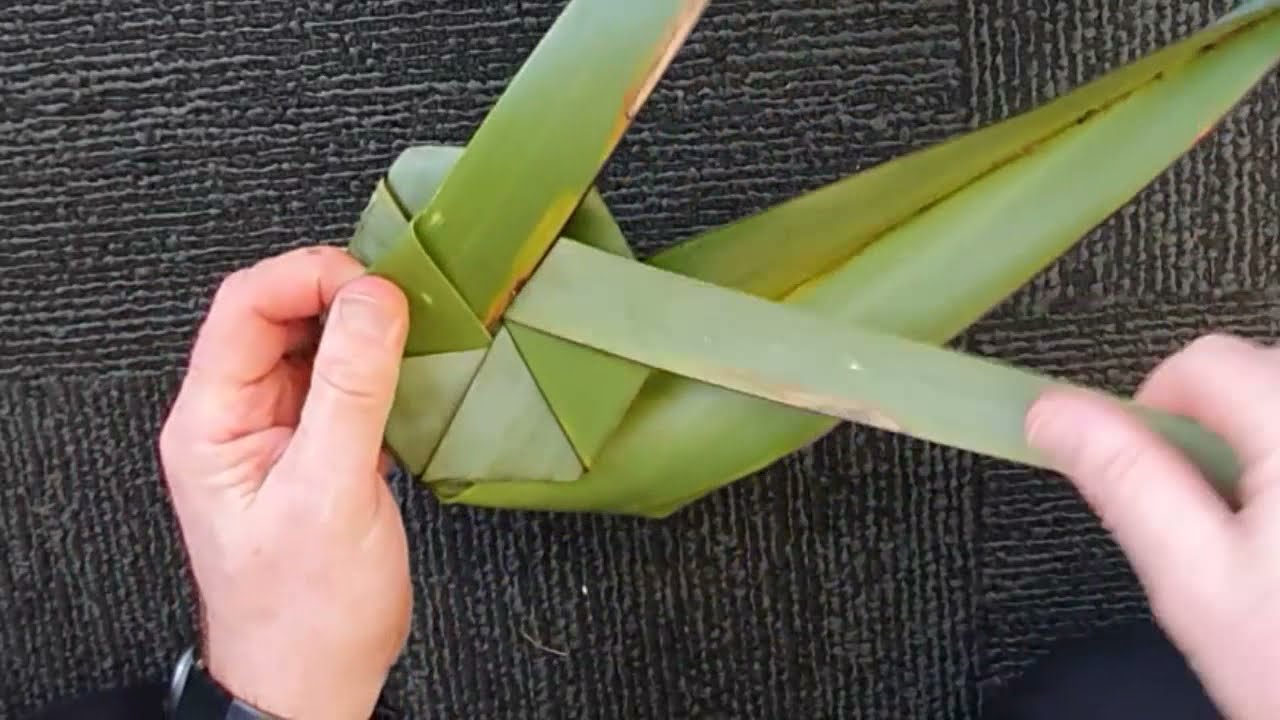 Raranga Putiputi - How to make a super simple Flax Chrysanthemum Flower