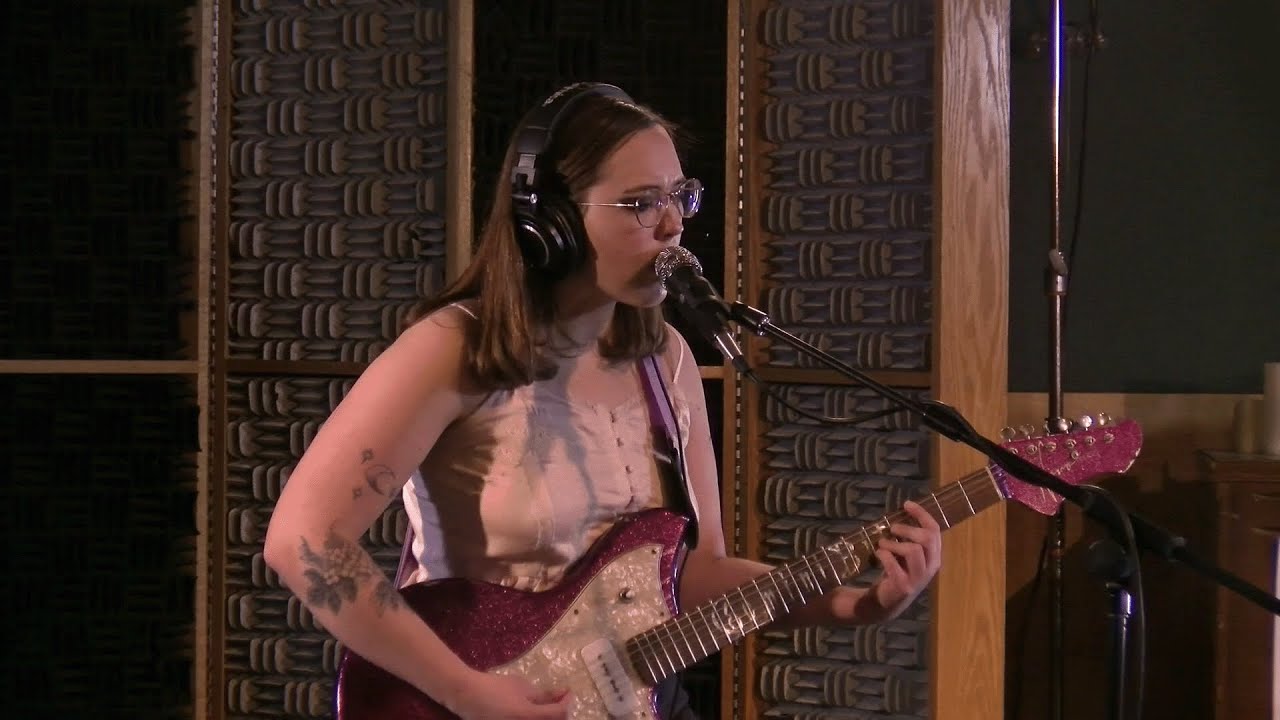 Soccer Mommy plays new song "Shotgun" live for WNRN