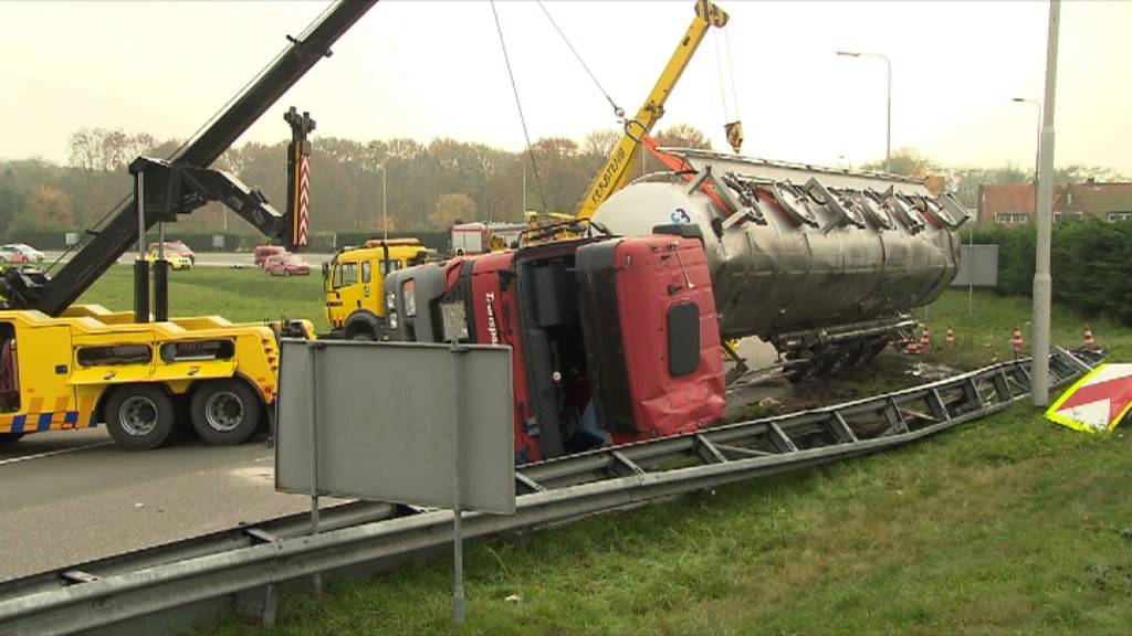 Tankwagen gekanteld A58 knooppunt Zoomland 16-11-2012