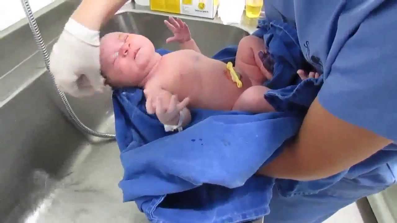 1º BANHO DA MARIANA NA MATERNIDADE...