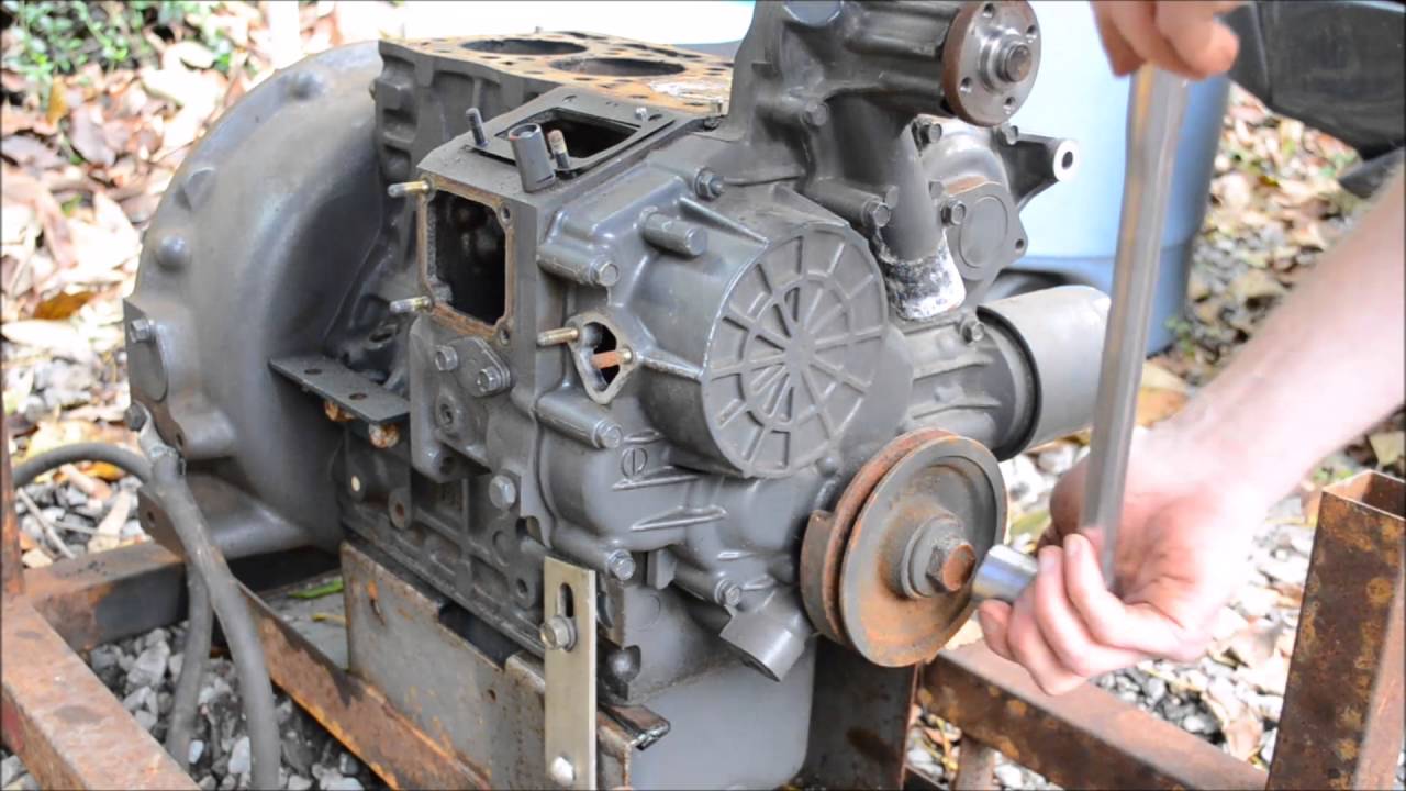 Разборка дизельного двигателя Kubota D905. Покадровая съёмка.