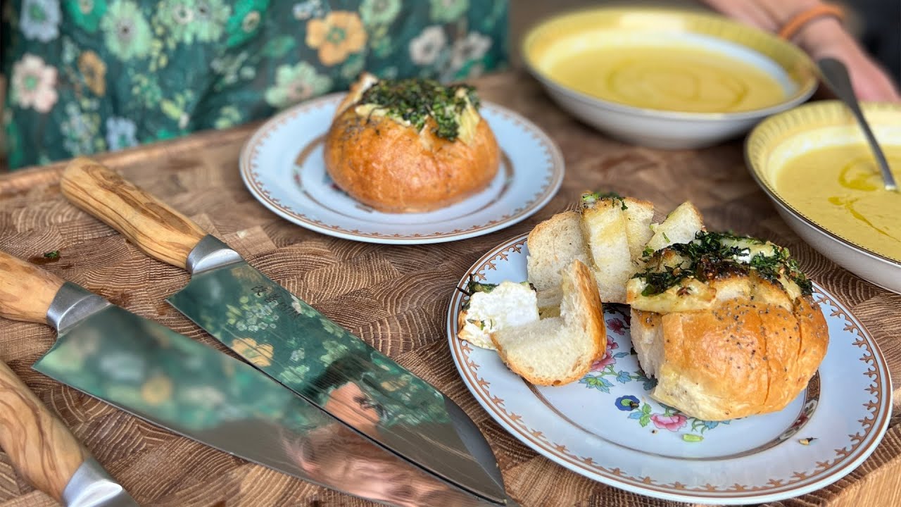 Majssoppa med chili och partybulle med örter och brie